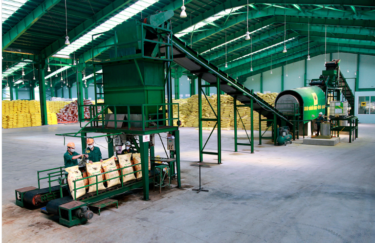 Một trong những thay đổi mang tính bước ngoặt giúp nhà nông tiết kiệm hàng trăm triệu đồng mỗi vụ chính là việc từ bỏ thói quen trộn phân bón thủ công để chuyển sang sử dụng máy trộn phân bón chuyên dụng.